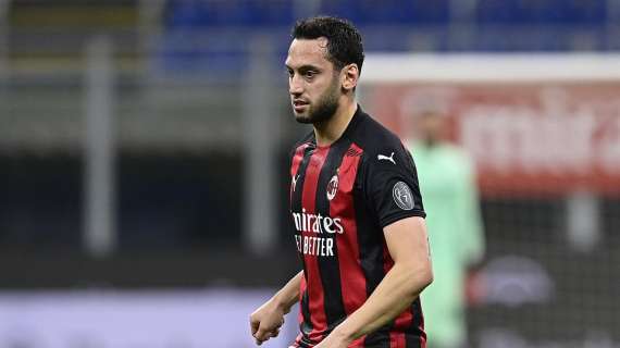 Calhanoglu firma un triennale con l'Inter, arriva a parametro zero
