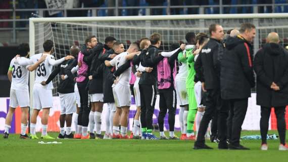 Friburgo-Eintracht è finita in rissa con Abraham che ha buttato a terra l'allenatore avversario