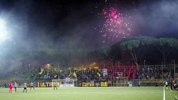 Juve Stabia, cresce la protesta: panolada dei tifosi durante la sfida col Bari