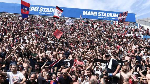 Cagliari, bagno di folla per i rossoblù nell'amichevole contro la Macomerese