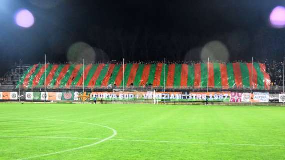 Venezia-Cagliari, maglia personalizzata per Roberto Fogli prima della partita