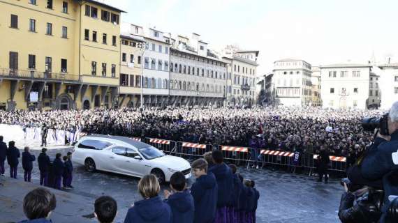 In 10 mila a Firenze per il funerale di Astori, presente una delegazione del Cagliari guidata dal presidente Giulini