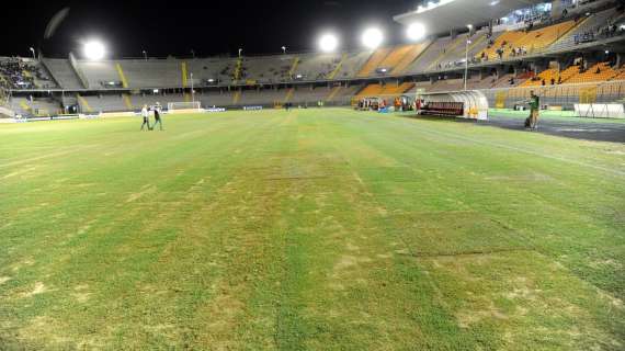 Caos e contestazione a Lecce: la squadra va sotto la curva, i tifosi li rispediscono indietro