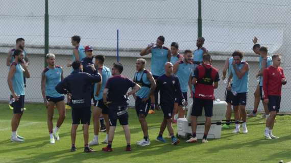 Il Cagliari suona la carica sui social: "Avanti compatti"