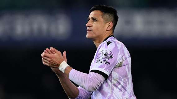 Cagliari-Udinese, Sanchez omaggiato dalla Curva Sud: il cileno risponde ponendo la mano sul cuore