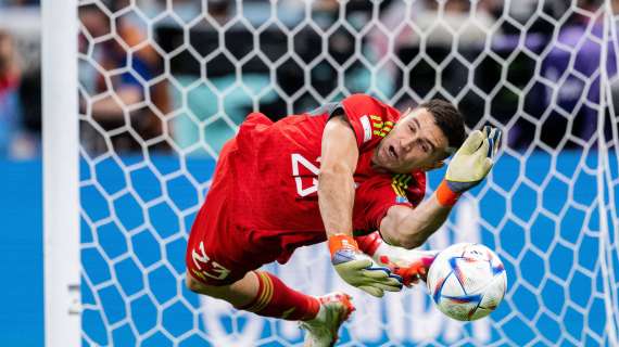 L'Aston Villa celebra Martinez: l'argentino ha vinto il premio FIFA come miglior portiere