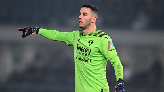 Verona-Sassuolo 1-0, premiato Montipò per le 100 presenze in maglia gialloblù