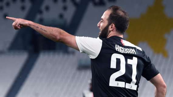 Corsera - Higuain cerca il gol contro il Milan per restare alla Juve