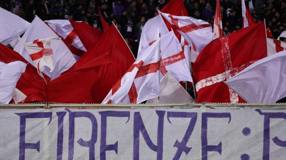 QUI VIOLA - I tifosi caricano la squadra prima della partenza per lo Stadium