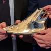 Maradona, il calco del piede donato ai campioni d'Italia: la consegna a Castel Volturno