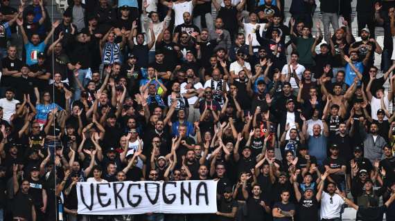 Divieto trasferta ai napoletani, lo striscione esposto dai tifosi azzurri: "Vergogna!"