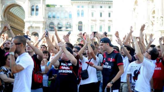 Gli Ultras Milan incrociano arbitri in aeroporto e li prendono in giro: "È arrivata la Juve"