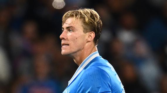 Hojlund: "Ecco perché ho esultato toccando lo stemma! KDB? Con lui basta attaccare lo spazio..."