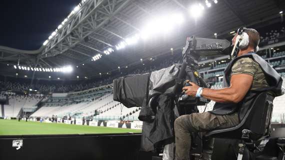 Calcio in Tv, tutte le gare di oggi: esordio europeo per Roma, Atalanta e Fiorentina