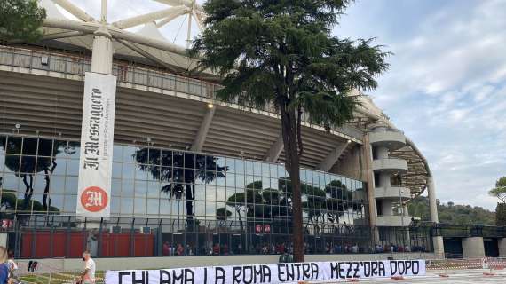 Caos Roma, protesta dei tifosi nel pre-partita: "Chi la ama entra mezzora dopo"