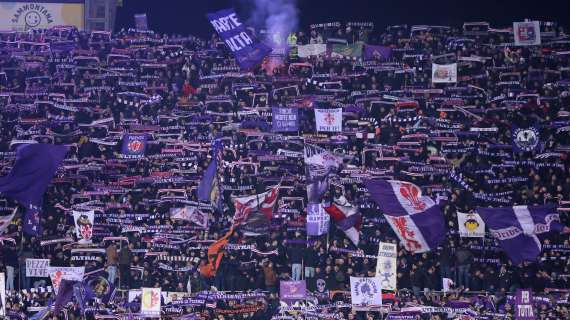 Vergogna in tribuna al Franchi! Tifoso del Napoli esulta ed è costretto a cambiare posto