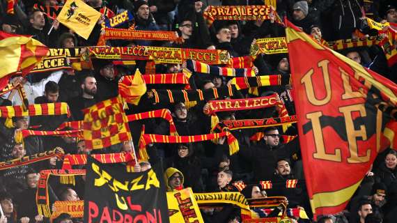 Protesta tifosi Lecce, fiori e minuto di silenzio tutti in cerchio: pre-partita toccante a Lecce