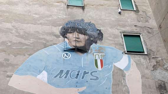 In barba alla scaramanzia: sagome degli azzurri al murales di Maradona