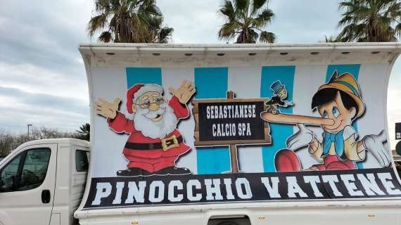 Pescara, i tifosi contestano Sebastiani con i camion pubblicitari - FOTO