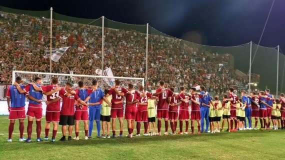 Nell'anticipo la Reggina batte il Catanzaro e balza momentaneamente al primo posto.
