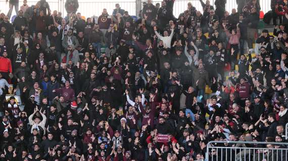 Lancio di petardi verso il settore locale: arrestato un tifoso della Salernitana