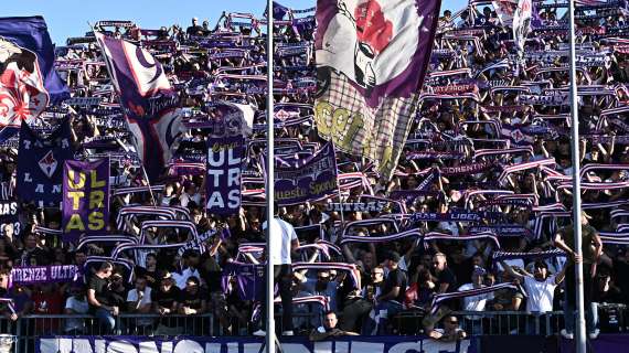 Striscione e cori degli ultras della Fiorentina contro i tifosi della Salernitana