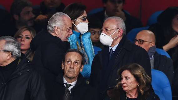 Salerno fischia i politici locali. Contestato Napoli, frasi contro De Luca: "Lo stadio a Iervolino!"