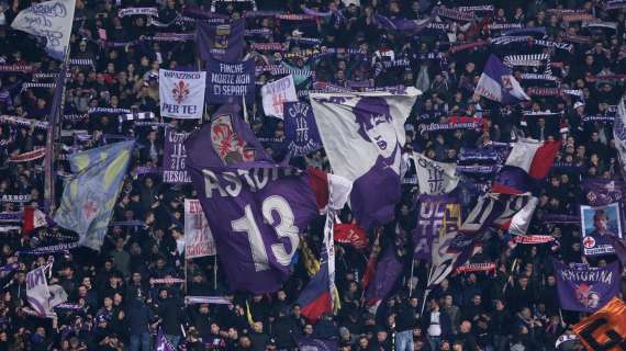 Fiorentina, tensione al Penzo tra tifosi e squadra: in campo vola anche un'asta di una bandiera