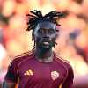 Un giornalista si presenta con la maglia della Roma: la reazione di Koné. VIDEO!