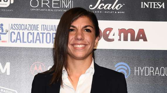 Omaggio della Roma per Elisa Bartoli per le sue 149 presenze con la maglia giallorossa