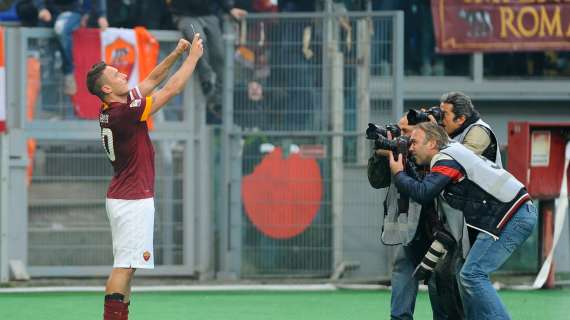 Accadde oggi - Totti salva la Roma e si scatta un selfie. Il Mirror: "Noi odiamo i selfie ma solo per i comuni mortali, Totti può fare ciò che vuole". De Rossi: "Chi dice che io e Totti siamo nemici è un maiale con il microfono"