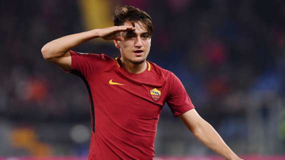 Accadde oggi - Battuto il Manchester United 3-2 ma non basta. Ünder regala la vittoria a Cagliari. Totti: "Ho scelto la Roma anche grazie a mia madre Fiorella"