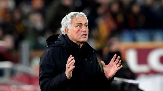 Mourinho esulta con un raccattapalle al gol di El Shaarawy