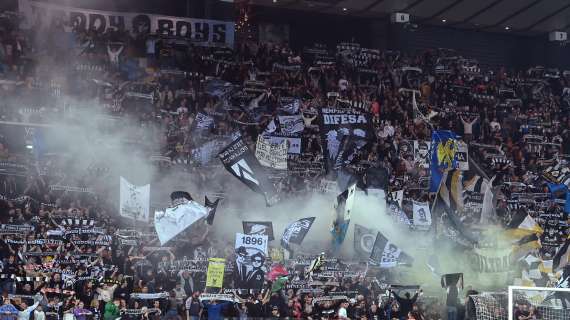 Striscione dei tifosi dell'Udinese: "La Nord saluta gli amici romanisti"